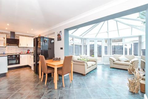St. John's Close, Aldingbourne... 2 bed semi