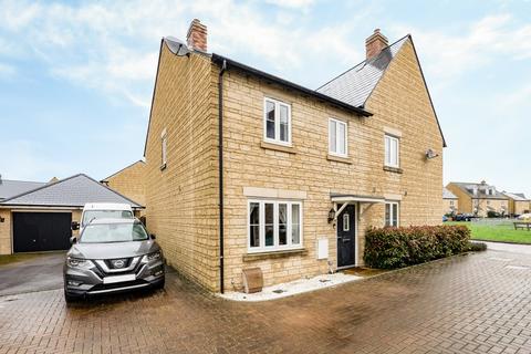 Crista Place, Carterton, Oxfordshire... 3 bed semi