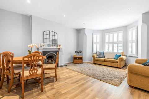 Lavender Hill, Battersea, London, SW11 2 bed flat for sale
