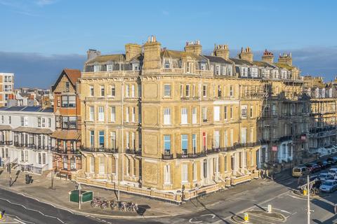 Kings Gardens, Hove, East Sussex, BN3 2 bed flat for sale