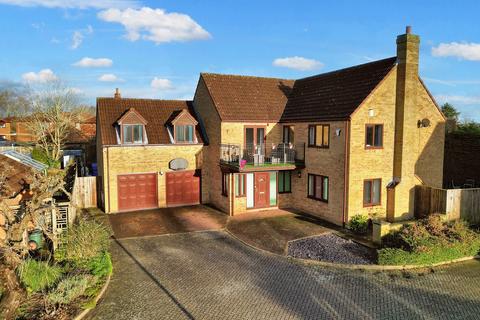 Rosemary Court, Milton Keynes MK7 5 bed detached house for sale