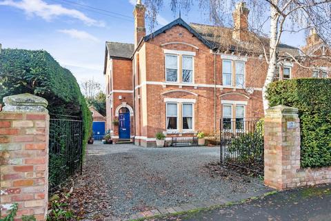 2 Thorneloe Road, Barbourne... 6 bed semi