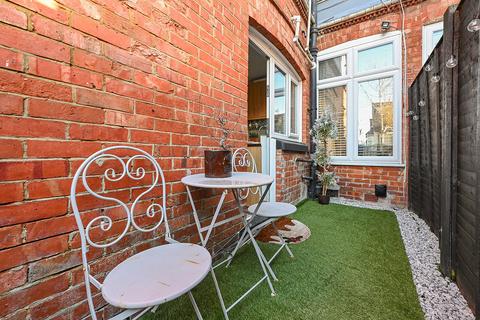 Park Road, Farnborough, GU14 6LG 1 bed maisonette for sale