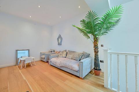 Acton Lane, Chiswick, London, W4 2 bed flat for sale