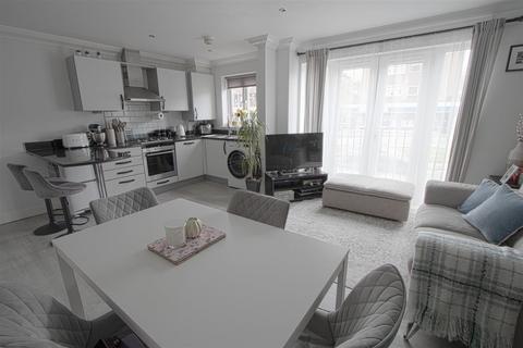 Meadow Rise, Billericay CM11 2 bed apartment for sale
