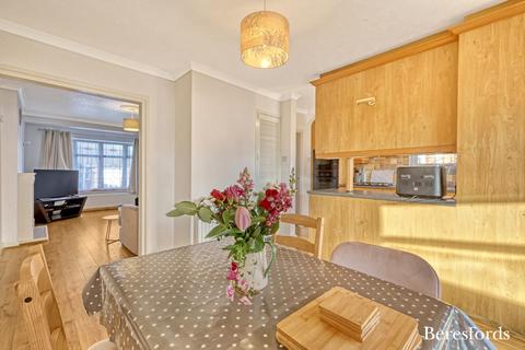 Arlington Gardens, Romford, RM3 3 bed semi