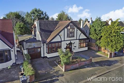 Gyllyngdune Gardens, Ilford IG3 6 bed detached house for sale