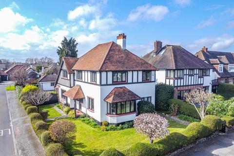 Thorpe Hall Avenue, Thorpe Bay SS1 4 bed detached house for sale