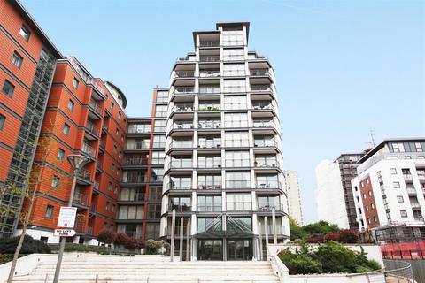 Holland Gardens, Brentford, TW8 2 bed apartment for sale