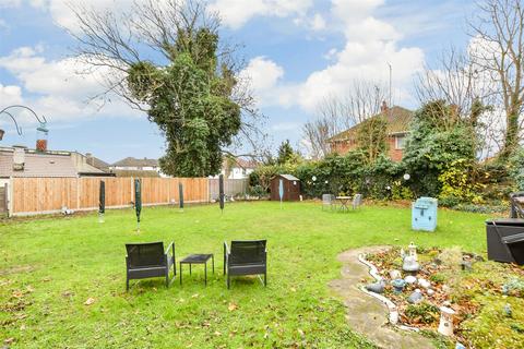 Carlton Avenue, Greenhithe, Kent 2 bed ground floor maisonette for sale