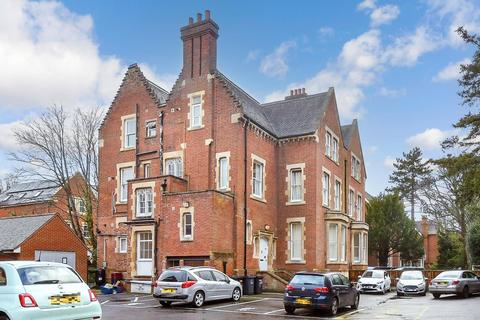 New Dover Road, Canterbury, Kent 2 bed flat for sale