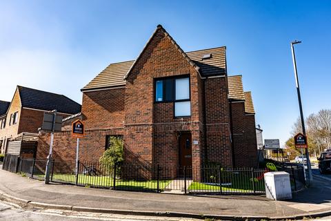 Leeds Old Road, Batley, WF17 4 bed semi