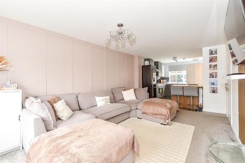 Vickery Court, Staplehurst... 2 bed semi