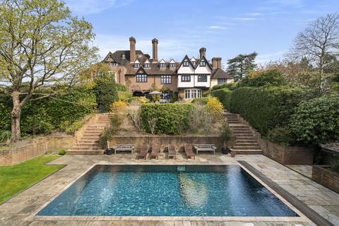 Yaffle Road, Surrey KT13 6 bed house for sale
