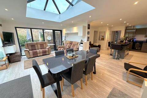 Lyne Walk, Northampton NN7 4 bed detached bungalow for sale