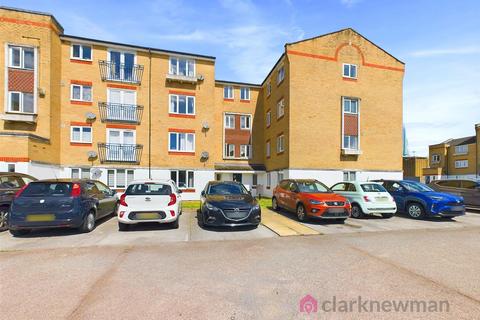 Dadswood, Harlow CM20 2 bed apartment for sale