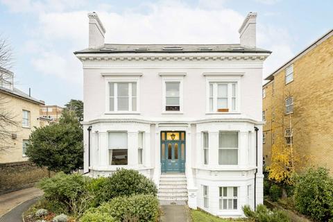 Upper Richmond Road, London SW15 2 bed flat for sale