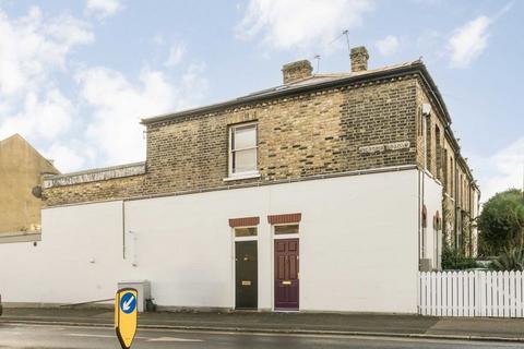 Mount Pleasant Crescent, London N4 2 bed flat for sale
