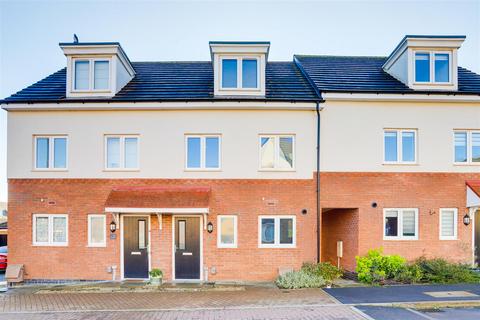 Piggott Avenue, Gedling NG4 3 bed terraced house for sale