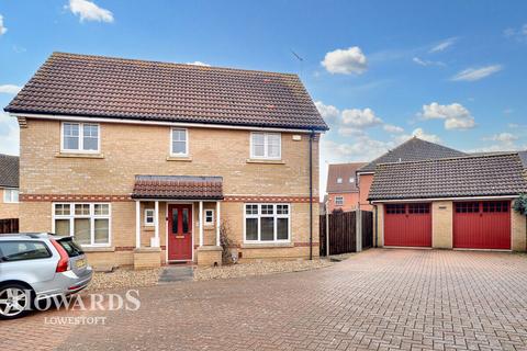 Yewdale, Lowestoft 4 bed detached house for sale