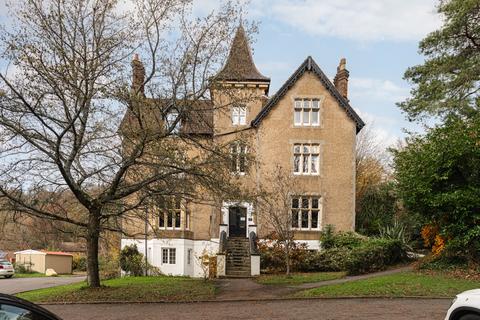 Raglan Road, Reigate 2 bed apartment for sale