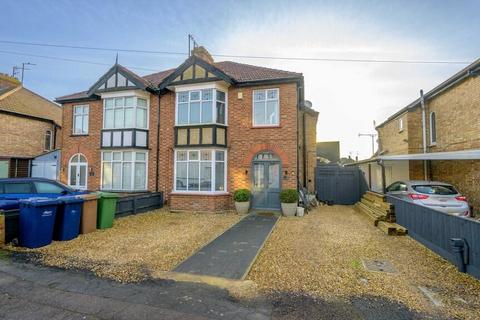 Kingsley Avenue, Wisbech, Cambs, PE13... 3 bed semi