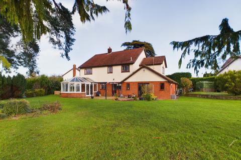 5 bed detached house