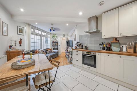 Doric Way, London 2 bed flat for sale