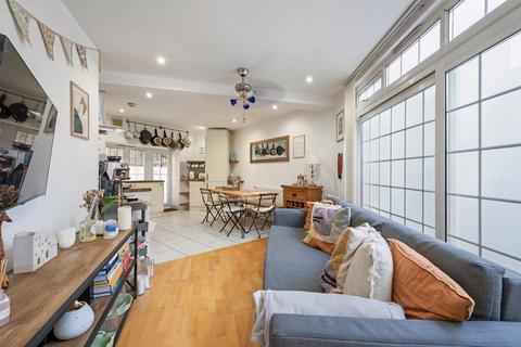 Doric Way, London 2 bed flat for sale