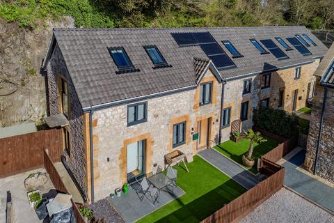 Beautifully converted barn in East... 3 bed semi