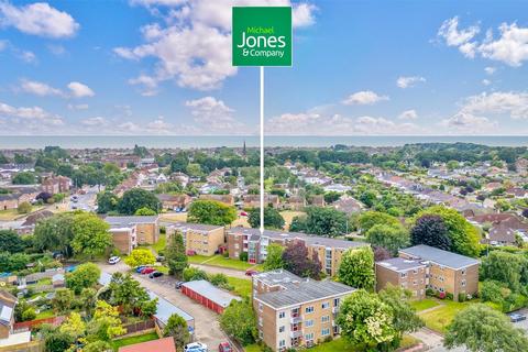 Sunningdale Court, Jupps Lane... 2 bed flat for sale