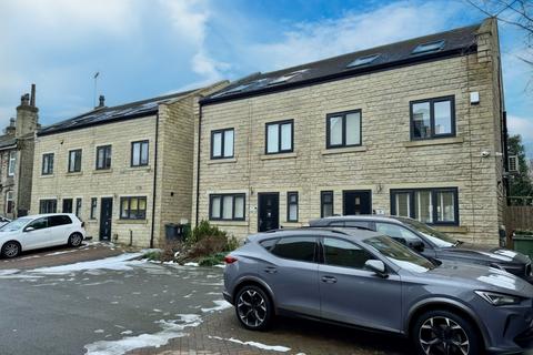 Willow Street, Cleckheaton, BD19 4 bed semi