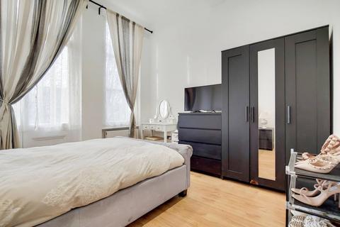 Warwick Road, Earls Court, London, SW5 2 bed flat for sale