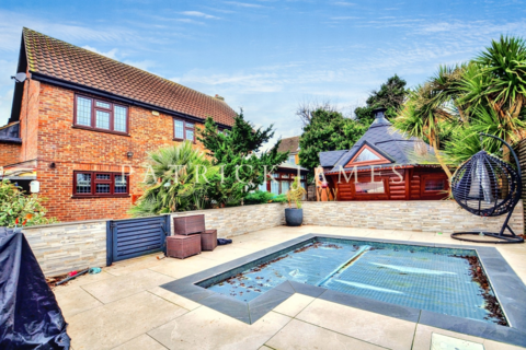Basildon, Essex 5 bed detached house for sale