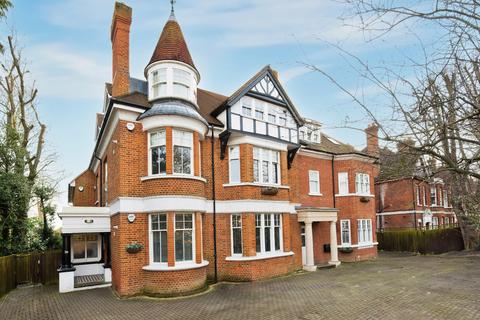 Bridge Road, East Molesey, Surrey, KT8 2 bed apartment for sale