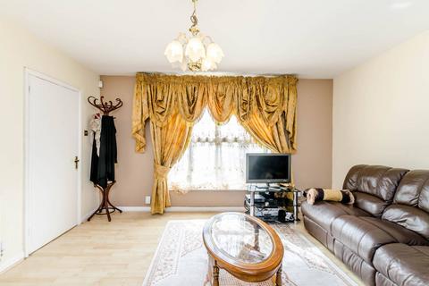 Newnham Gardens, Northolt, UB5 3 bed semi