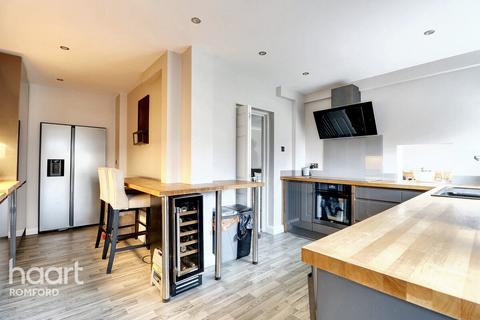 Clockhouse Lane, Romford, RM5 3QP 5 bed semi