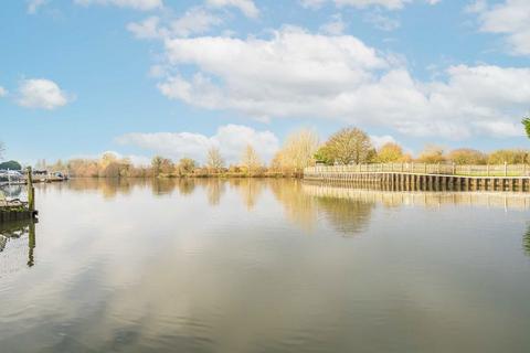 Anglers Reach, Surbiton KT6 2 bed flat for sale