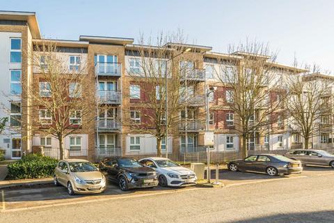 Langhorn Drive, Twickenham TW2 2 bed flat for sale