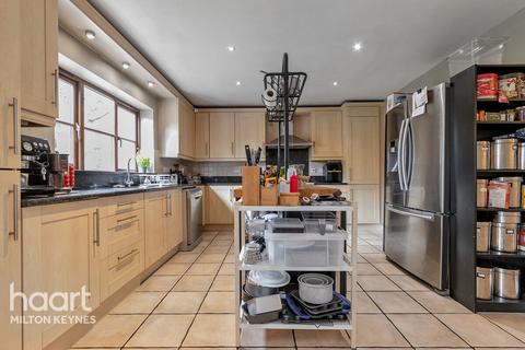 Perivale, Milton Keynes 5 bed detached house for sale