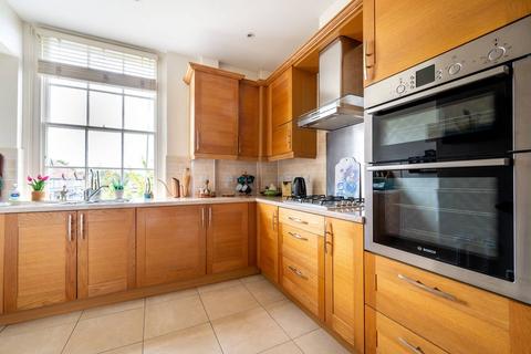 High Road, Byfleet, West Byfleet, KT14 2 bed flat for sale