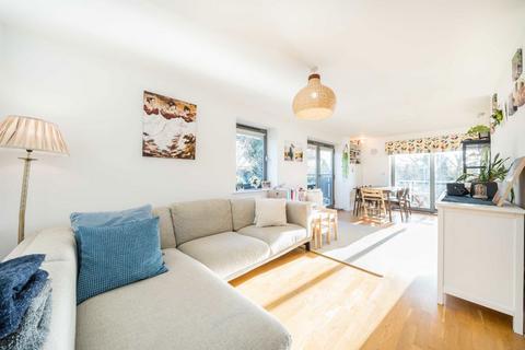 St. Georges Grove, London SW17 2 bed flat for sale