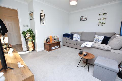 Roslyn Close, Mitcham CR4 1 bed flat for sale