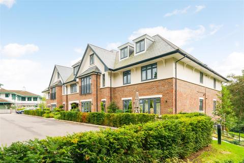 Golf Drive, Camberley GU15 2 bed apartment for sale
