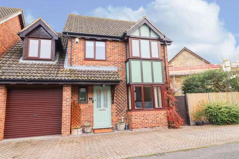 Saddleback Way, Fleet GU51 4 bed detached house for sale