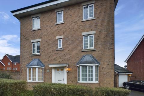 Wagtail Drive, Stowmarket IP14 6 bed detached house for sale