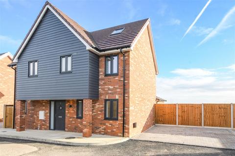 4 bed detached house
