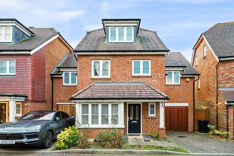 Willow Mews, Caterham CR3 4 bed link detached house for sale