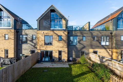 Bellevue Farm Road, Crawley RH11 5 bed terraced house for sale