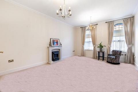 Coldstream Road, Caterham CR3 2 bed apartment for sale